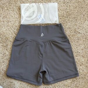 P’tula Cassey 4” shorts in Smoke